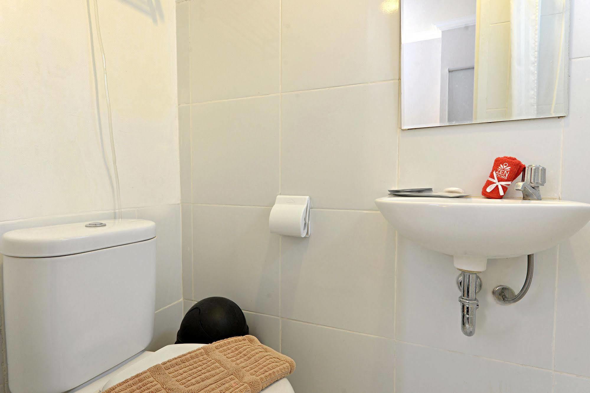 Zen Rooms Basic Tangerang Aeropolis Kültér fotó